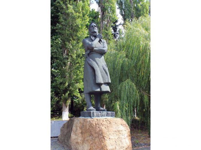 Памятник Евдохе Лысенко.