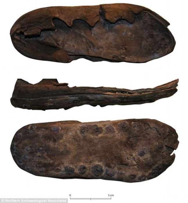 Древняя обувь, найденная на римской дороге.