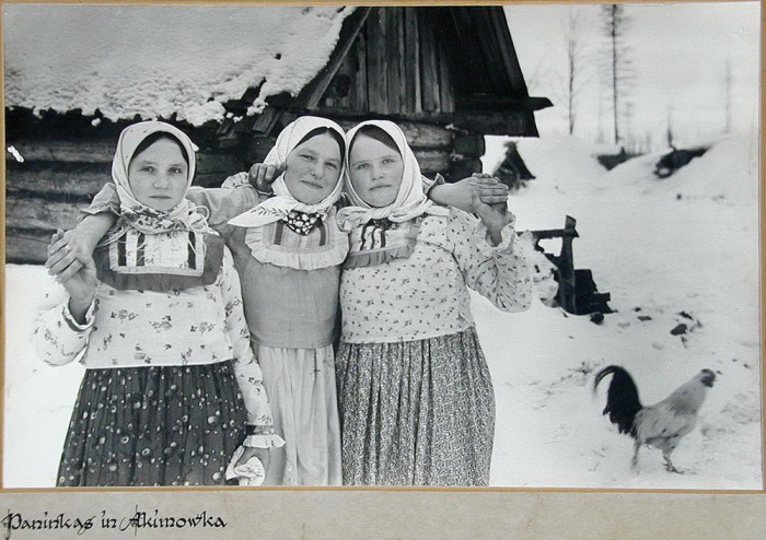 Советские крестьянки из деревни Акимовка. Зима 1943 года. Калужская область.