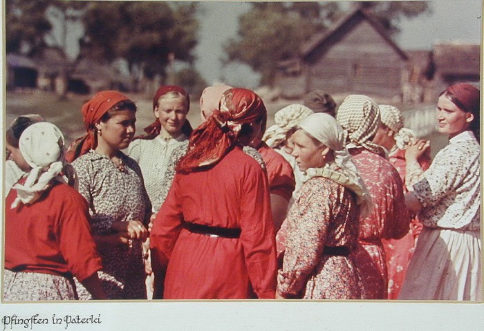 Советские крестьянки на день Святой Троицы. Деревня Патерки. Калужская область