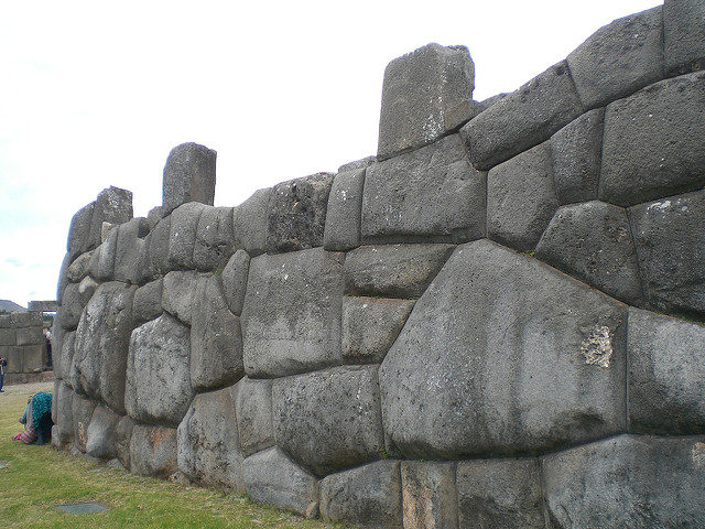 Центральная часть этого археологического памятника ограждена тремя зигзагообразными стенами, расположенными друг за другом и окаймляющими склон холма.