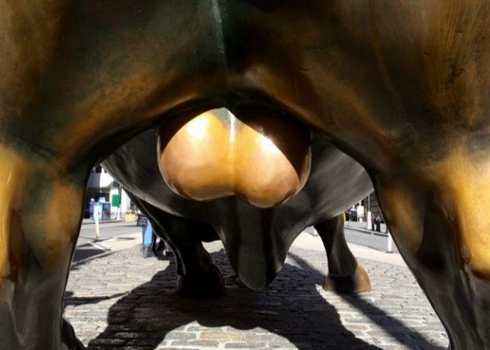 Скульптура «Атакующий бык».