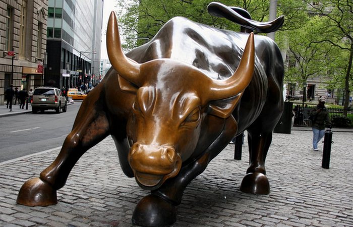 Скульптура «Атакующий бык», Нью-Йорк, США.