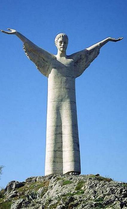 Высота статуи: 21,23 метра.