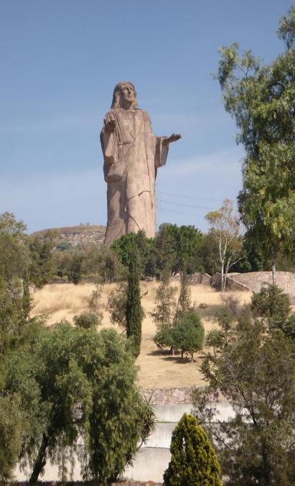 Высота статуи: 30 метров/Пьедестал: 18 метров.