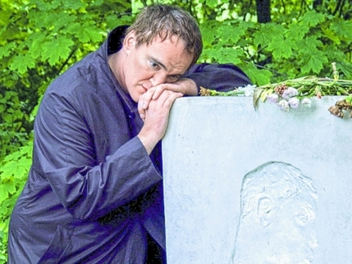 Голливудский режиссёр на могиле русского поэта.
