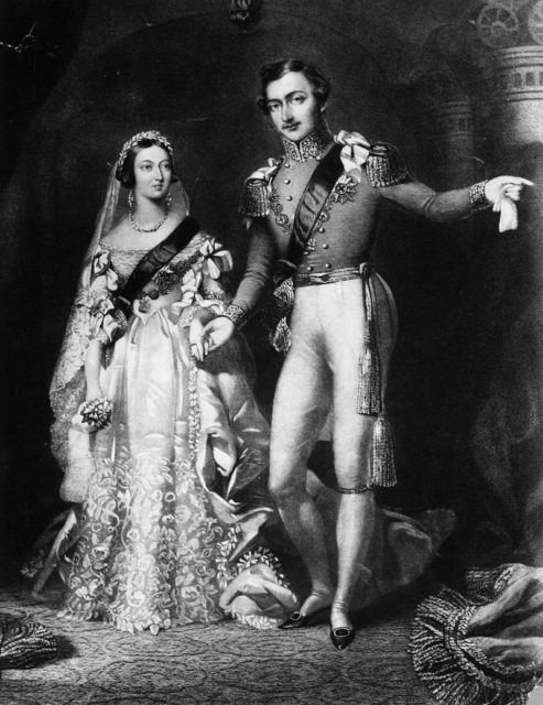 10 февраля 1840 года: королева Виктория (1819 - 1901) и принц Альберт (1819 – 1861), возвращающиеся с церемонии бракосочетания во Дворце Сент - Джеймс.