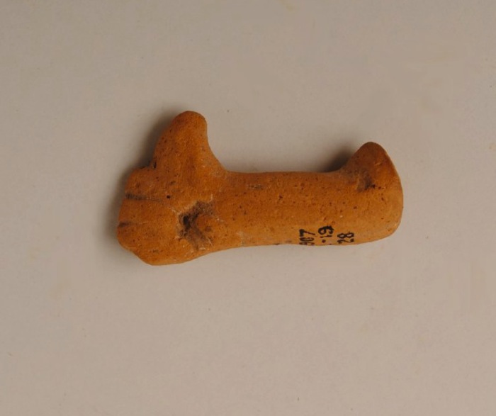 Терракотовая вотивная рука с поднятым большим пальцем. Крит, Минойская культура, 2000-1700 до н.э. Керамика. Длина: 2,5 см Высота: 1,3 см Ширина: 2,4 см