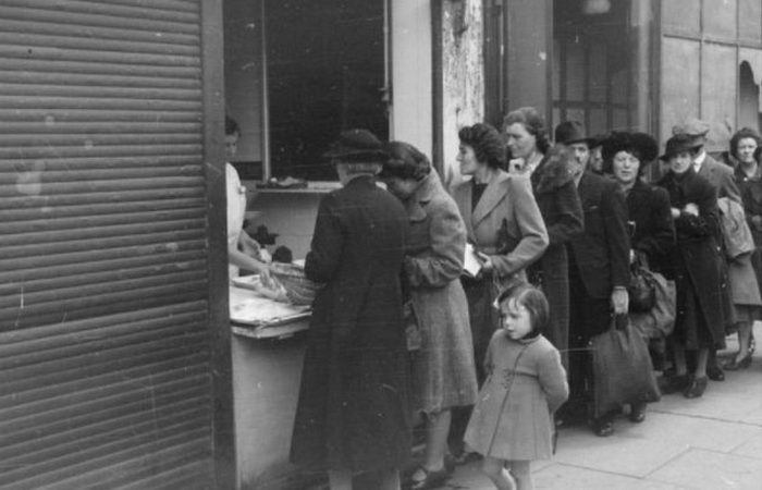 Очередь за пайками, Лондон, 1945г. /фото: warhistoryonline.com