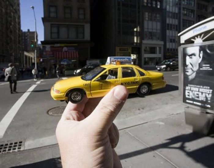 Модель классического желтого такси, Таймс-Сквер, Нью-Йорк, США 2008.
