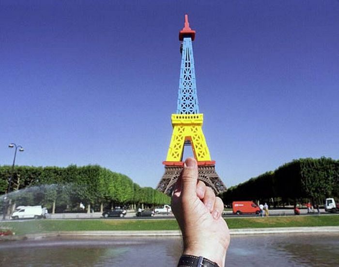 Пенопластовая Эйфелева башня, Париж, Франция 2001.