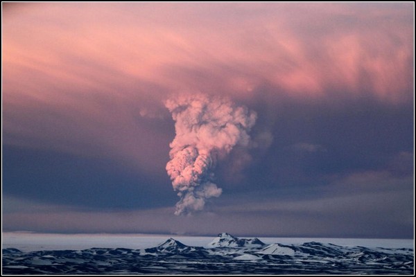 Прекрасное и ужасное рядом: извержение вулкана Гримсвотн на фото
