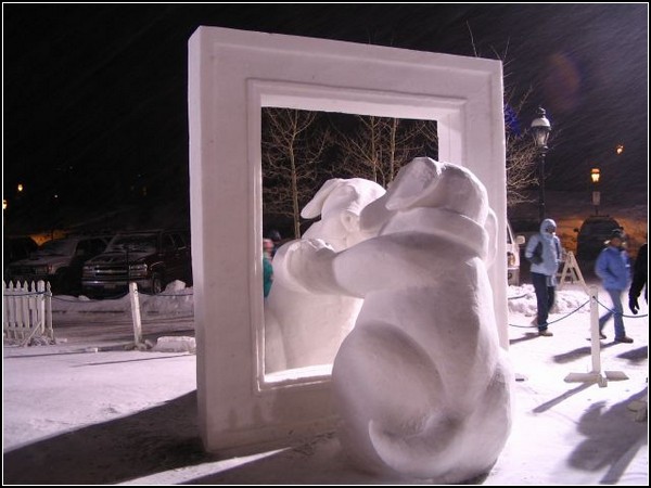 Международный фестиваль снежных скульптур: собака и ее отражение