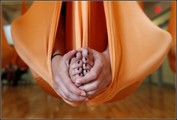 Новая йога: медитация в подвешенном состоянии