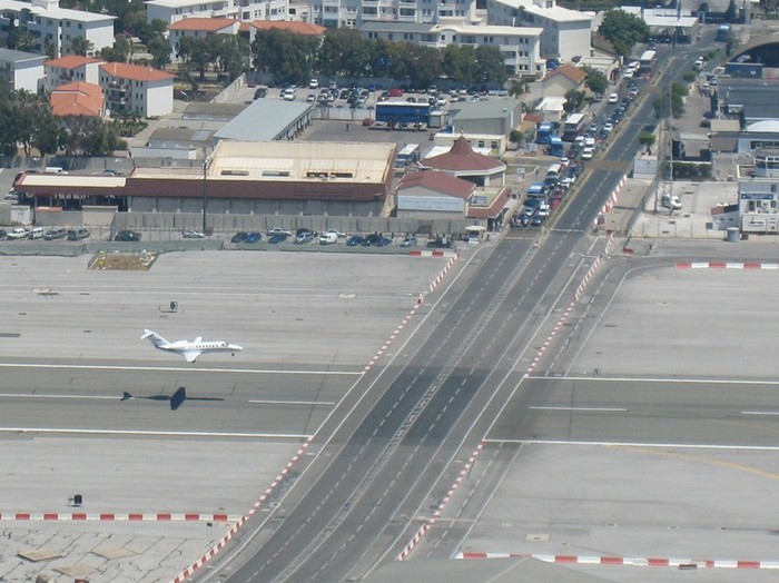 Взлетно-посадочная полоса-перекресток: самый беззаботный аэродром