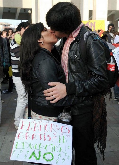 Студенческий флешмоб-поцелуй в Чили