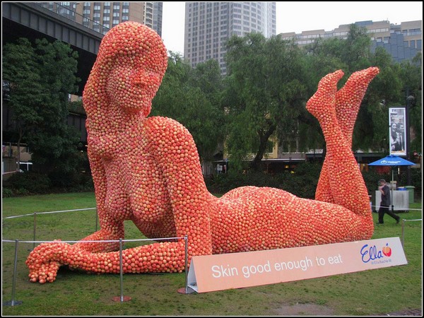 Искусство скульптуры в рекламе. Женщина с персиковой кожей