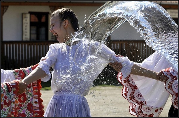 Пасхальные традиции Венгрии: обливание девушек водой