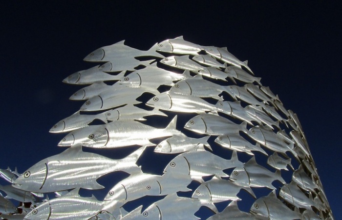 Косяк рыб: блестящая (в некоторых местах) скульптура Ричарда Хоуви