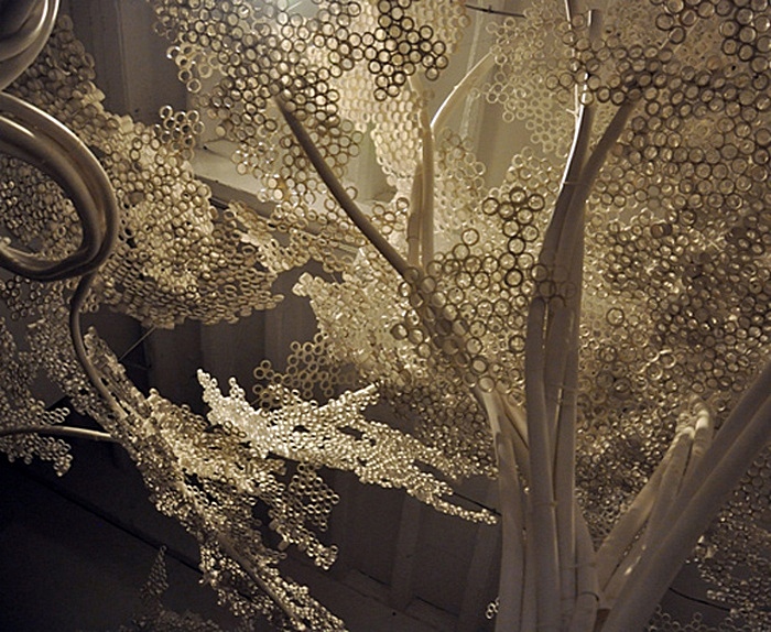 Цветущая вишня из искусственных материалов: инсталляция Тома Прайса 