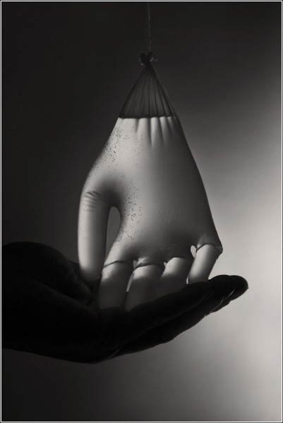 Черно-белые снимки Вильяма Кастелланы: перчатка