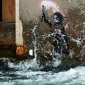 В Италии спорят спасать ли исчезающее граффити Бэнкси