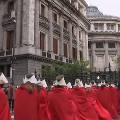 В Аргентине на улицы Буэнос-Айреса вышли сотни женщин в красном одеянии, протестуя против запрета абортов