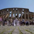 Итальянская полиция опознала туриста, который нацарапал надпись на стене Колизея