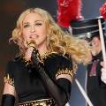 Мадонна устроила спонтанный концерт на площади в Париже 