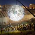 Британский художник привез в Палестину 7-метровую Луну