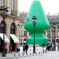 Парижане приняли надувную ель за секс-игрушку