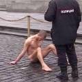 Художник Павленский прибил свои половые органы гвоздем к Красной площади