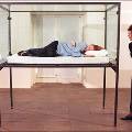 Актриса Тильда Суинтон поставила перформанс: спит в стеклянном ящике в нью-йоркском музее
