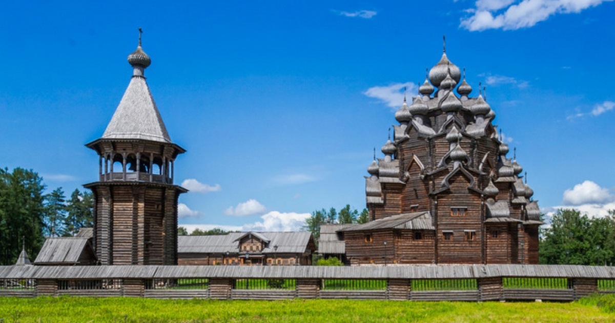 Памятники древнерусского зодчества. Древнерусский памятник зодчества в Кижах. Усадьба Богословка. Древнерусское зодчество усадьба Богословка. Усадьба Зиновьева Невский лесопарк.