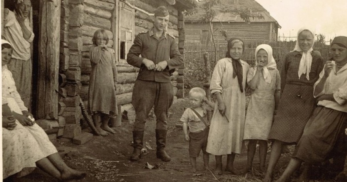 Женщины рожали от немцев. Немцы и советские дети. Женщины на оккупированной территории. Немчики дети рожденные от немецких оккупантов. Немецкие крестьяне фото.