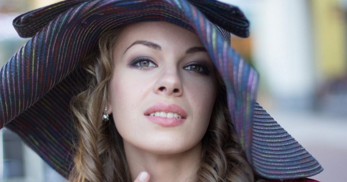 Қыз әжетханада жігітті жұлып алды (видео)