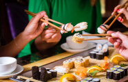 Как правильно есть суши, из чего готовят самый дорогой рол и ещё факты о популярнейшем блюде японской кухни