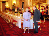 Никакого чеснока, плохой одежды и молчания: странные правила на банкетах в королевской семье Великобритании
