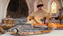 Жареные лебеди, холодная ботвинь и не только: Какие блюда любили российские цари и императоры